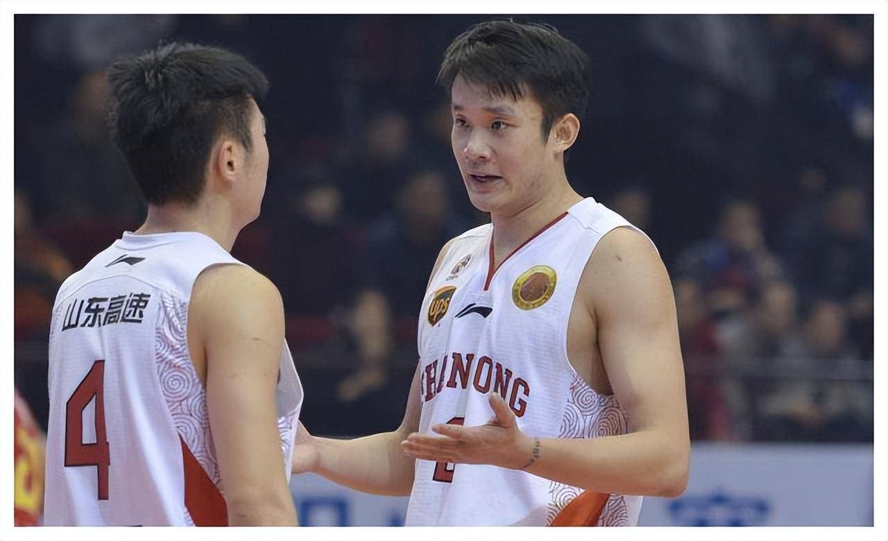 海南男篮赛场反弹，球员战术调整下场精彩