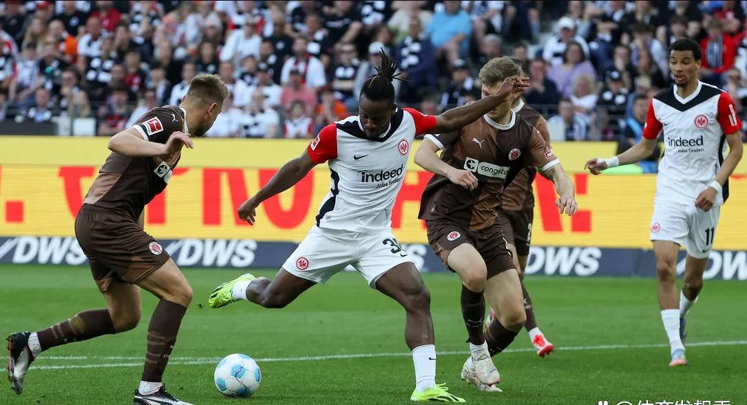 柏林赫塔主场失利，弗赖堡队爆冷逆转